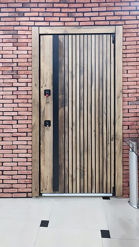 Дверь с длинной ручкой Дверь с длинной ручкой