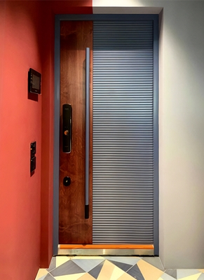 Двухцветная дверь с длинной ручкой Двухцветная дверь с длинной ручкой