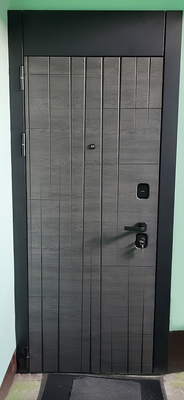 Стальная дверь с верхней вставкой Стальная дверь с верхней вставкой