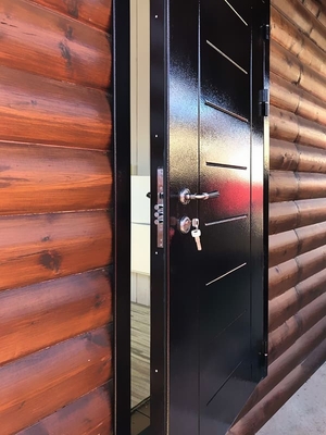 Входная дверь в загородном доме Входная дверь в загородном доме